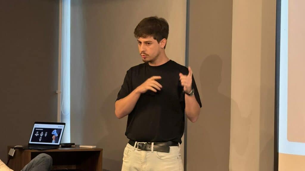 Allan Patrick de Almeida e Metzger, mais conhecido como Allan de Almeida e Metzger (@comallandealmeida) nas redes sociais, é empresário, marqueteiro e escritor. Atua há mais de 12 anos na área de marketing e hoje é CMO e sócio da Bext.